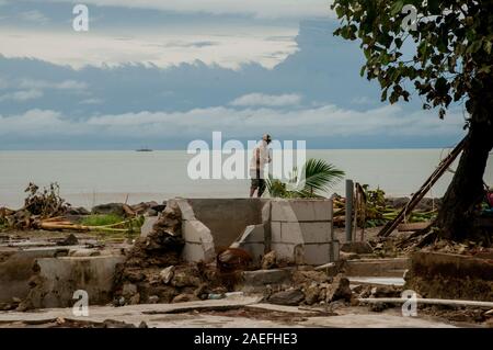 Le vittime dello Tsunami raccoglie elementi da una casa danneggiata nel distretto di Carita, provincia di Banten, Indonesia sul dicembre 28, 2018 Foto Stock