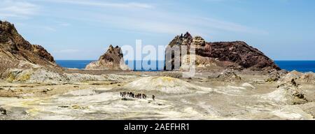 Visitatori del vulcano attivo Whakaari / White Island in Nuova Zelanda Foto Stock