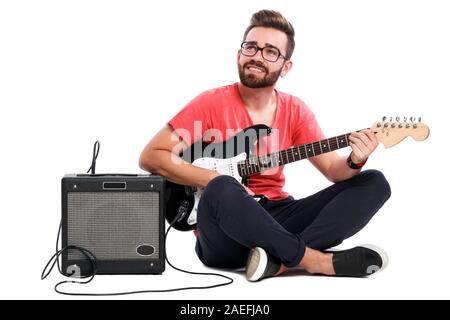 Elegante ragazzo barbuto con una chitarra Foto Stock