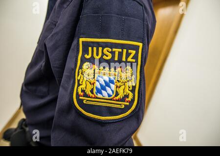 Dachau, Baviera, Germania. Il 9 dicembre, 2019. La cosiddetta 'Persone' insegnante Nikolai Nerling apparso all'Amtsgericht di Dachau oggi per rispondere alle accuse di Negazionismo mentre sul campo di concentramento di Dachau motivi nel febbraio del 2019. La ex scuola di Berlino insegnante è una figura importante nella estremista di destra, esoterico e Reichsbuerger (cittadino sovrano) sceneslowers, spesso la caduta a breve di negazione definitive. Credito: ZUMA Press, Inc./Alamy Live News Foto Stock