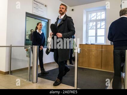 Dachau, Baviera, Germania. Il 9 dicembre, 2019. La cosiddetta 'Persone' insegnante Nikolai Nerling apparso all'Amtsgericht di Dachau oggi per rispondere alle accuse di Negazionismo mentre sul campo di concentramento di Dachau motivi nel febbraio del 2019. La ex scuola di Berlino insegnante è una figura importante nella estremista di destra, esoterico e Reichsbuerger (cittadino sovrano) sceneslowers, spesso la caduta a breve di negazione definitive. Credito: ZUMA Press, Inc./Alamy Live News Foto Stock