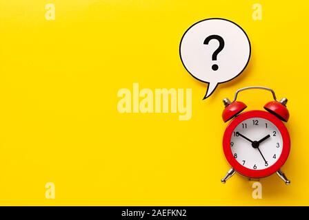 Colorato di rosso orologio sveglia con punto interrogativo Foto Stock