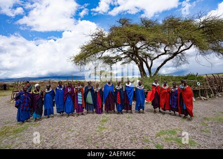 Maasai tradizionale danza di salto Foto Stock