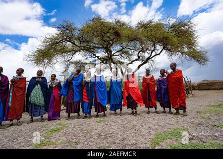 Maasai tradizionale danza di salto Foto Stock