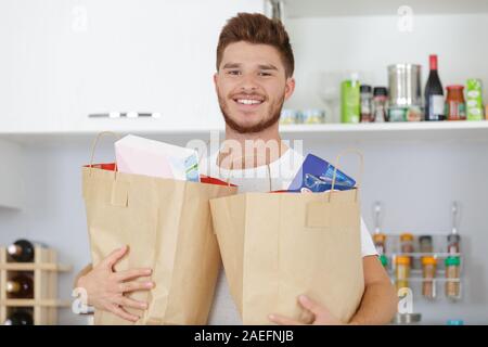 Ritratto di giovane azienda negozio di generi alimentari borse per lo shopping Foto Stock