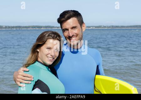 Coppia di giovani bodyboarder in amore Foto Stock