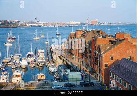 Vista di fronte al porto di Boston e Charles River quay con Long Wharf (Nord), ormeggi e il lungomare di Boston, Massachusetts, New England, STATI UNITI D'AMERICA Foto Stock