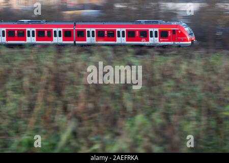 09 dicembre 2019, Baden-Wuerttemberg, Wendlingen: un S-Bahn della Deutsche Bahn si sposta in direzione di Stoccarda (Mitzieher). Con il cambio di orario il 15 dicembre, pendolari in Baden-Württemberg regionali del sistema di trasporto in particolare dovranno familiarizzarsi con i tempi mutati e offerte. Le innovazioni più importanti si trovano in S-Bahn nella regione di Stoccarda e in Breisgau. (Sul dpa: " Rail cambiamento di orario - Il Ministro commenti su operatori') Foto: Tom Weller/dpa Foto Stock