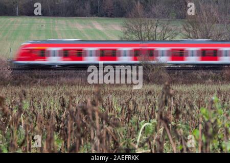 09 dicembre 2019, Baden-Wuerttemberg, Wendlingen: un S-Bahn della Deutsche Bahn si sposta in direzione di Stoccarda (foto con lungo tempo di esposizione). Con il cambio di orario il 15 dicembre, pendolari in Baden-Württemberg regionali del sistema di trasporto in particolare dovranno familiarizzarsi con i tempi mutati e offerte. Le innovazioni più importanti si trovano in S-Bahn nella regione di Stoccarda e in Breisgau. (Sul dpa: " Rail cambiamento di orario - Il Ministro commenti su operatori') Foto: Tom Weller/dpa Foto Stock