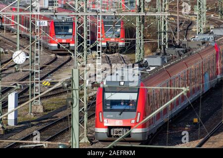 09 dicembre 2019, Baden-Wuerttemberg, Plochingen: un treno suburbano entra nella stazione di Plochingen. In background non ci sono più i treni suburbani. Con il cambio di orario il 15 dicembre, pendolari in Baden-Württemberg regionali del sistema di trasporto in particolare dovranno familiarizzarsi con i tempi mutati e offerte. Le innovazioni più importanti si trovano in S-Bahn nella regione di Stoccarda e in Breisgau. (Sul dpa: " Rail cambiamento di orario - Il Ministro commenti su operatori') Foto: Tom Weller/dpa Foto Stock