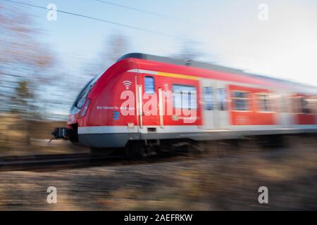 09 dicembre 2019, Baden-Wuerttemberg, Wendlingen: un S-Bahn della Deutsche Bahn si sposta in direzione di Stoccarda (strofinamento effetto dovuto al lungo tempo di esposizione con il simultaneo movimento della telecamera). Con il cambio di orario il 15 dicembre, pendolari in Baden-Württemberg regionali del sistema di trasporto in particolare dovranno familiarizzarsi con i tempi mutati e offerte. Le innovazioni più importanti si trovano in S-Bahn nella regione di Stoccarda e in Breisgau. (Sul dpa: " Rail cambiamento di orario - Il Ministro commenti su operatori') Foto: Tom Weller/dpa Foto Stock
