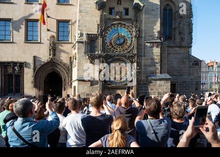 Praga, Repubblica Ceca - 14 ottobre 2018: i turisti a scattare foto del celebre Medieval orologio astronomico di Praga Repubblica Ceca, uno dei ma Foto Stock