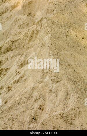 Pila di sabbia gialla texture di sfondo. La costruzione dei materiali di consumo. Materiali di costruzione pattern Foto Stock