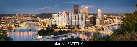 Vista serale di Pittsburgh dalla sommità della Duquesne Incline a Mount Washington di Pittsburgh, in Pennsylvania. Foto Stock