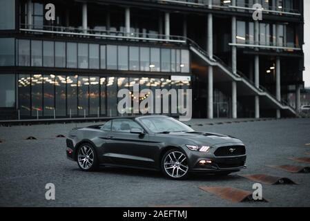 Kaunas, Lituania - 4 Maggio 2019: Grigio Ford Mustang cupe parcheggiato nel centro citta'. Foto Stock