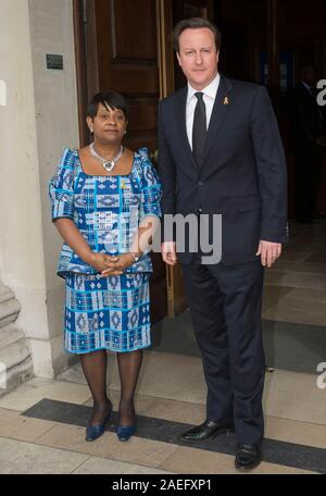 Doreen Lawrence con il Primo Ministro David Cameron al ventesimo anniversario memoriale della morte di Stephen Lawrence. Foto Stock