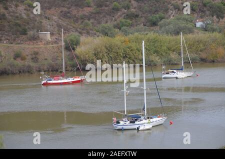 Barche a vela nella parte inferiore del fiume Guadiana, che serve come il confine tra il Portogallo e la Spagna Foto Stock
