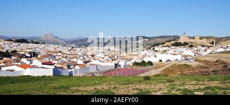 Vista in elevazione della città con il castello e gli amanti della montagna verso la parte posteriore, Antequera, provincia di Malaga, Andalusia. Foto Stock