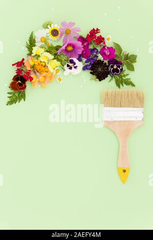 Vista superiore sul telaio colorato composizione - rainbow fatta di fiori con spazzola di vernice su sfondo verde chiaro. Disegnare diversi fiori da giardino. Estate Foto Stock