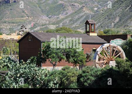 Chiesa di legno nella costruzione di Fort Apache a Mini Hollywood con montagne verso la parte posteriore e Tabernas, provincia di Almeria, Andalusia. Foto Stock