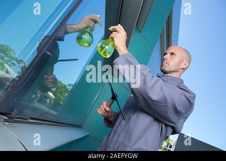 Uomo casa pulizia di Windows Foto Stock