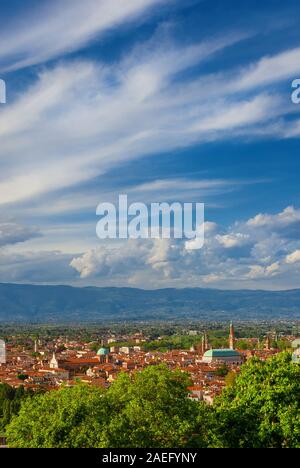 Vista del centro storico di Vicenza con la famosa Basilica rinascimentale Palladiana adn cattedrale con le nuvole sopra, dal Monte Berico terrazza panoramica Foto Stock