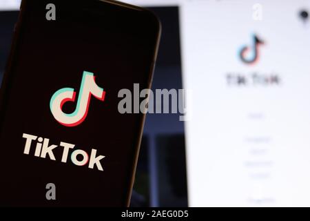 Los Angeles, California, Stati Uniti d'America - 21 Novembre 2019: Tik Tok logo sulla schermata Telefono con icona sul portatile su sfondo sfocato, illustrativi editoriale. Foto Stock