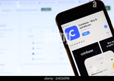 Los Angeles, California, Stati Uniti d'America - 21 Novembre 2019: Coinbase logo sulla schermata telefono con l'icona App Store sul computer portatile su sfondo sfocato, Editor illustrativi Foto Stock