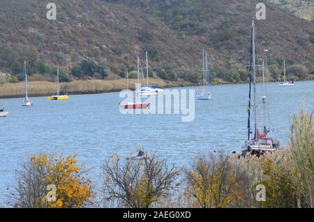 Barche a vela nella parte inferiore del fiume Guadiana, che serve come il confine tra il Portogallo e la Spagna Foto Stock