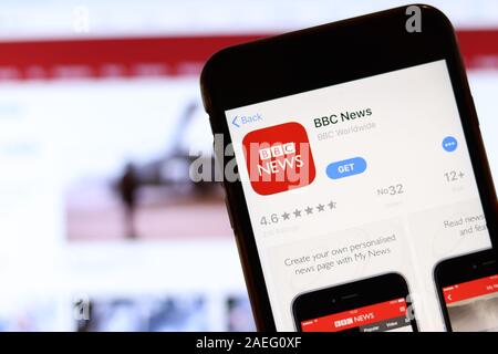 Los Angeles, California, Stati Uniti d'America - 26 Novembre 2019: BBC News app icona sulla schermata Telefono con logo su sfondo sfocato, illustrativi editoriale. Foto Stock