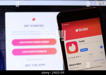 Los Angeles, California, Stati Uniti d'America - 26 Novembre 2019: Tinder icona sulla schermata Telefono con logo su sfondo sfocato, illustrativi editoriale. Foto Stock