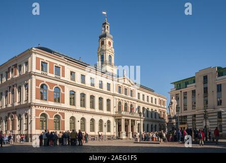 RIGA, Lettonia - 01 settembre 2014: gruppi di escursione vicino al municipio di Riga. Molti turisti visitano la città vecchia di Riga per visite turistiche Foto Stock