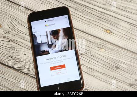 Los Angeles, California, Stati Uniti d'America - 4 Dicembre 2019: Office.com sito web pagina sulla schermata Telefono vista superiore con copia spazio editoriale illustrativa. Foto Stock