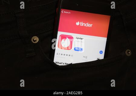 San Pietroburgo, Russia - 6 Dicembre 2019: telefono cellulare schermo con Tinder icona nella tasca di close-up, illustrativi editoriale. Foto Stock