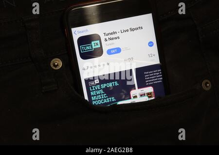 San Pietroburgo, Russia - 6 Dicembre 2019: telefono cellulare schermo con TuneIn Live Sports Icona app in pocket close-up, illustrativi editoriale. Foto Stock