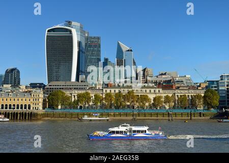 Città di Londra e Custom House con un Thames Clippers river bus in primo piano, London, Regno Unito Foto Stock