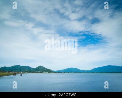 Bella montagna, blu cielo e acqua dal punto di vista dei Bang serbatoio Pra, Thailandia. Si tratta di una famosa attrazione turistica e di grande relax, Beautif Foto Stock