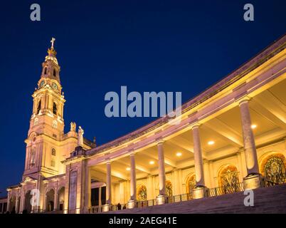 Luce della sera presso il Santuario di Nostra Signora del Rosario di Fatima, Fatima, Portogallo Foto Stock