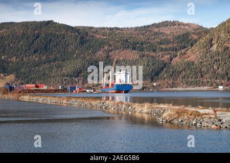 Porta Orkanger, terminale per contenitori, Norvegia. Il paesaggio costiero con struttura di frangionde Foto Stock