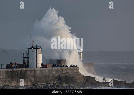 Tempesta Atiyah batte le Porthcawl costa. Foto Stock