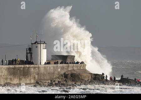 Tempesta Atiyah batte le Porthcawl costa. Foto Stock