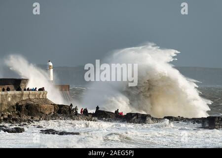 Tempesta Atiyah batte le Porthcawl costa. Foto Stock