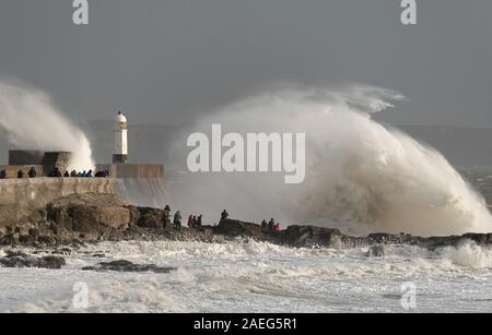 Tempesta Atiyah batte le Porthcawl costa. Foto Stock