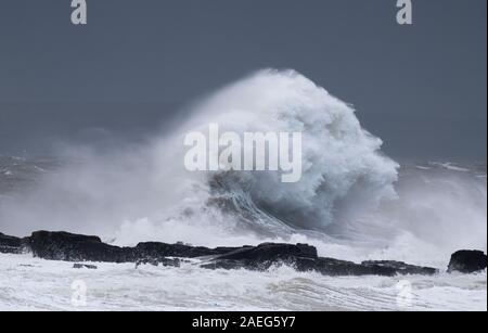 Tempesta Atiyah batte le Porthcawl costa. Foto Stock