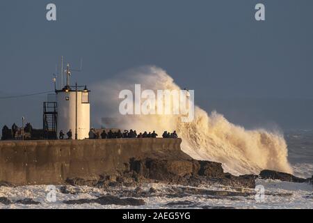 Tempesta Atiyah batte le Porthcawl costa. Foto Stock