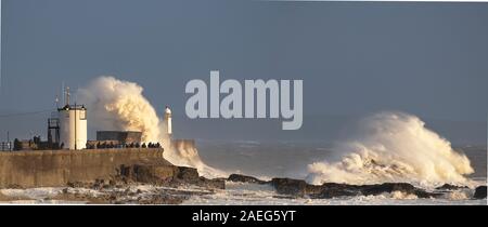 Tempesta Atiyah batte le Porthcawl costa. Foto Stock