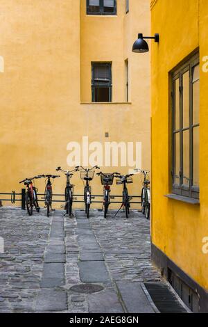 La Danimarca in bicicletta, in vista di biciclette parcheggiate in una strada a ciottoli nella città vecchia zona del Quartiere Latino della centrale di Copenhagen, Danimarca. Foto Stock