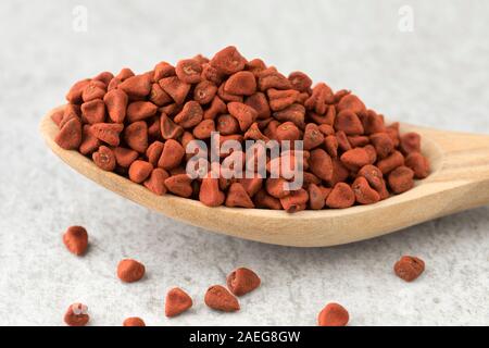 Cucchiaio con secchi semi di Annatto close up Foto Stock