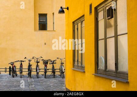 A Copenaghen in bicicletta, in vista di biciclette parcheggiate in una strada a ciottoli nella città vecchia zona del Quartiere Latino della centrale di Copenhagen, Danimarca. Foto Stock