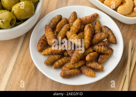 Ciotola salate con croccante di bachi da seta per uno snack Foto Stock